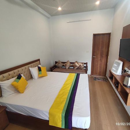 Hotel Studioz Sahastradhara Dehradun Exteriör bild