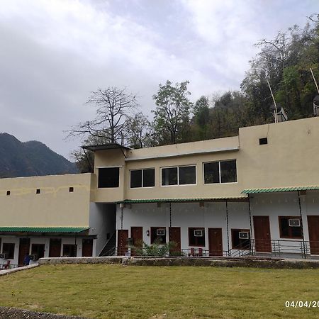 Hotel Studioz Sahastradhara Dehradun Exteriör bild