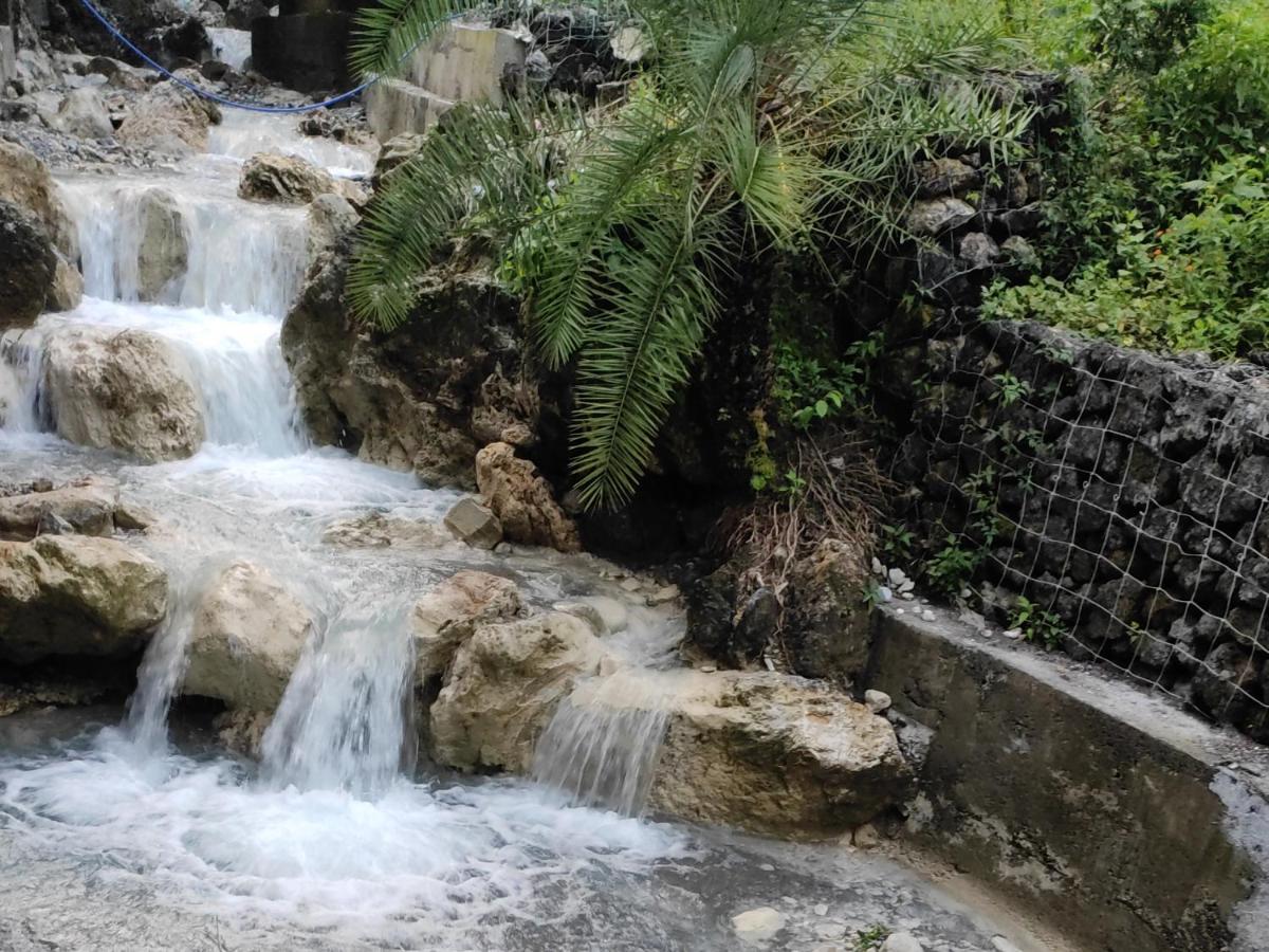 Hotel Studioz Sahastradhara Dehradun Exteriör bild