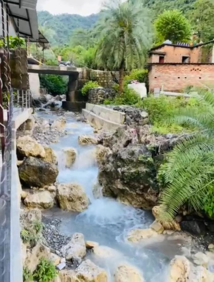 Hotel Studioz Sahastradhara Dehradun Exteriör bild