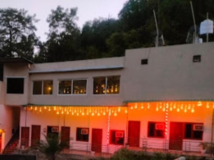 Hotel Studioz Sahastradhara Dehradun Exteriör bild