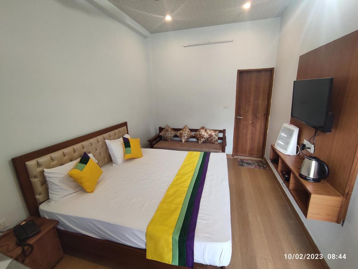 Hotel Studioz Sahastradhara Dehradun Exteriör bild