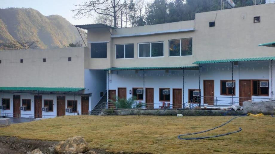 Hotel Studioz Sahastradhara Dehradun Exteriör bild