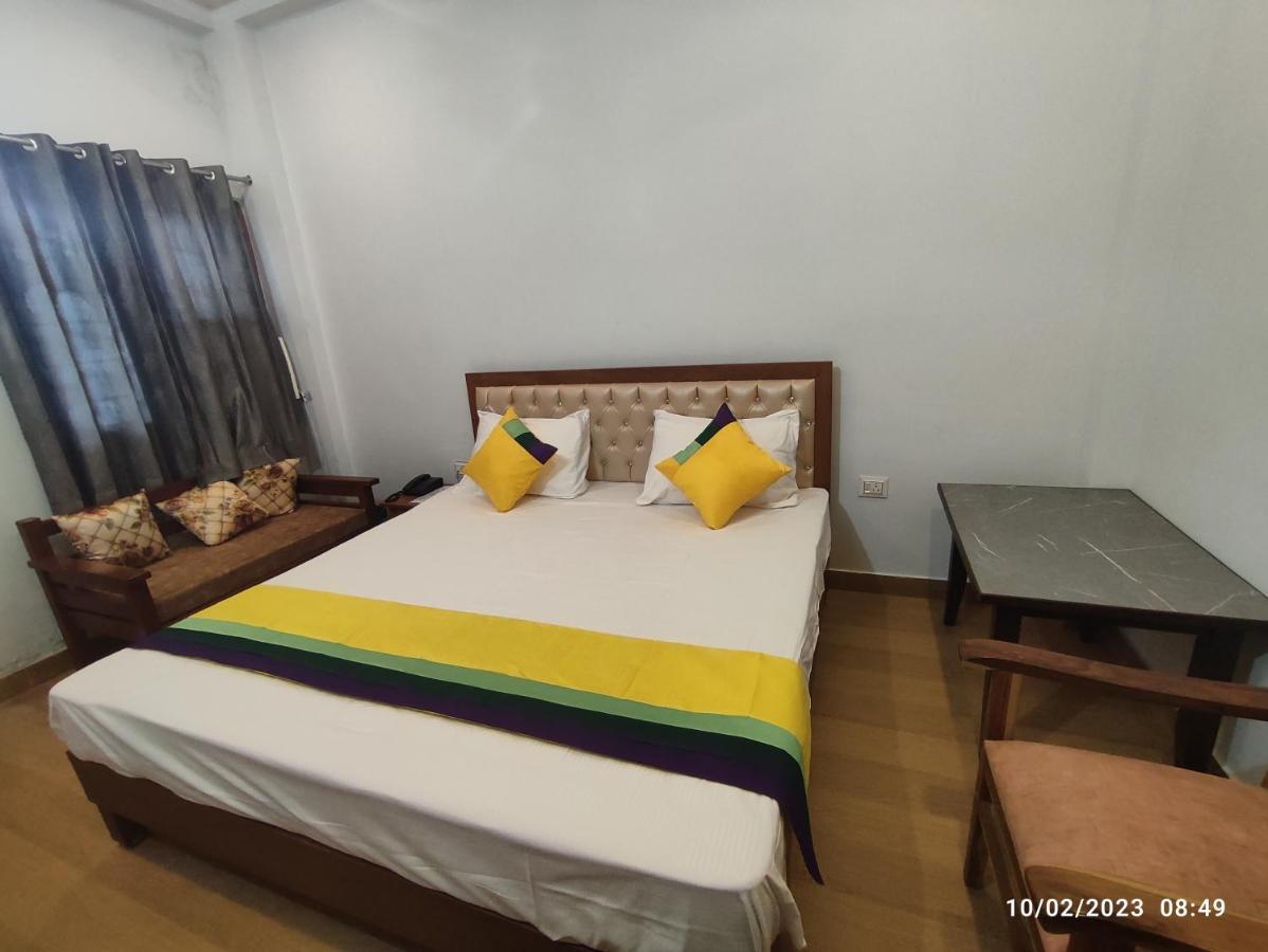 Hotel Studioz Sahastradhara Dehradun Exteriör bild
