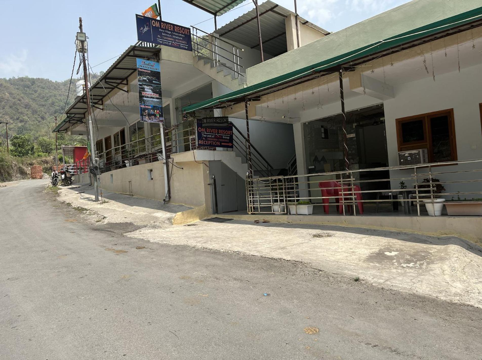 Hotel Studioz Sahastradhara Dehradun Exteriör bild