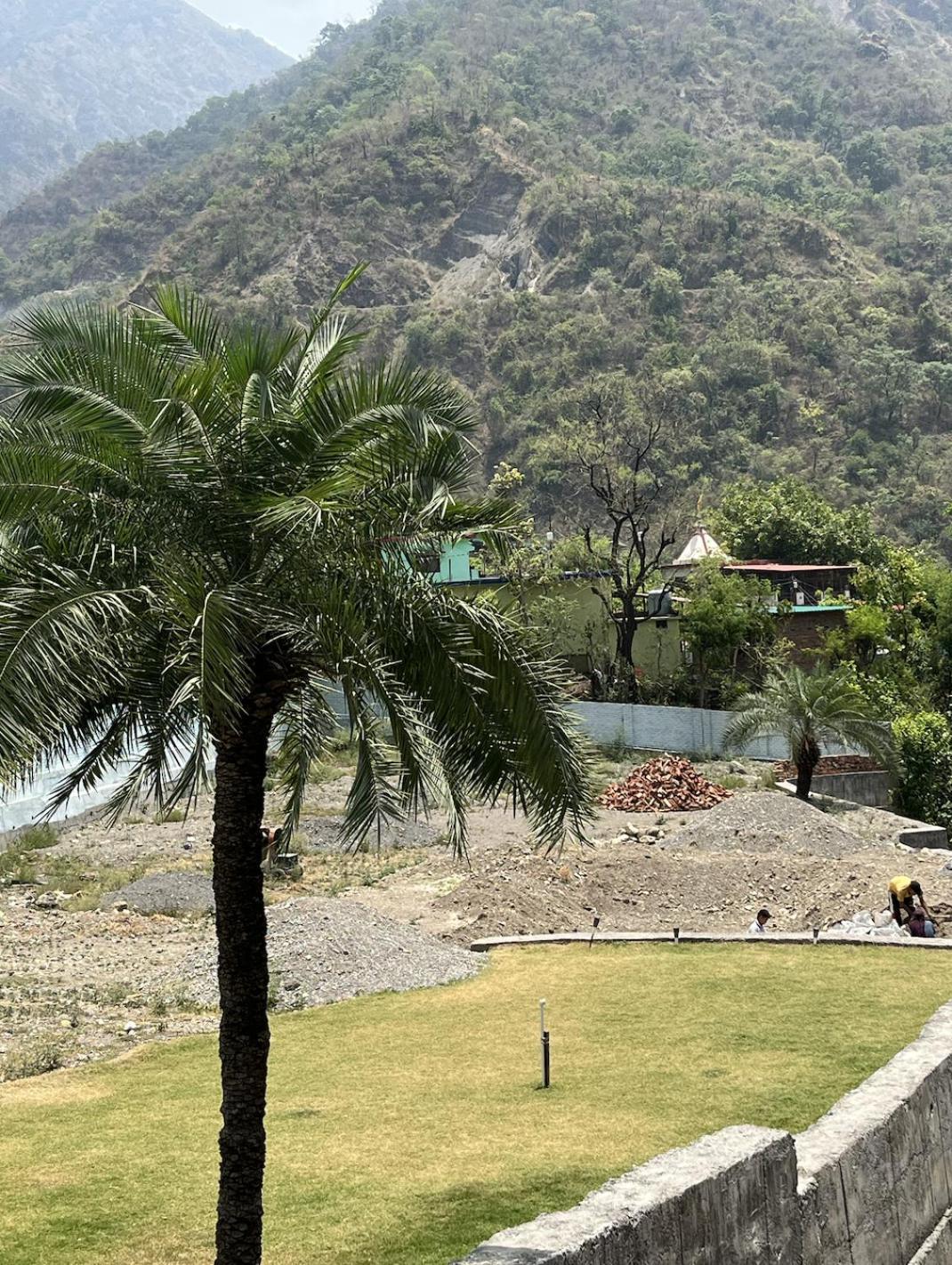 Hotel Studioz Sahastradhara Dehradun Exteriör bild