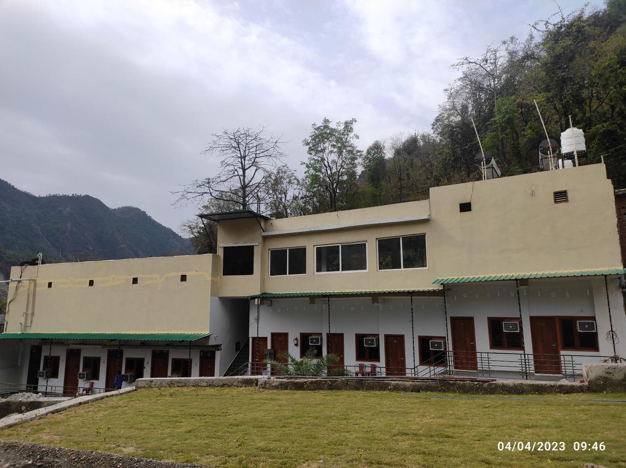 Hotel Studioz Sahastradhara Dehradun Exteriör bild