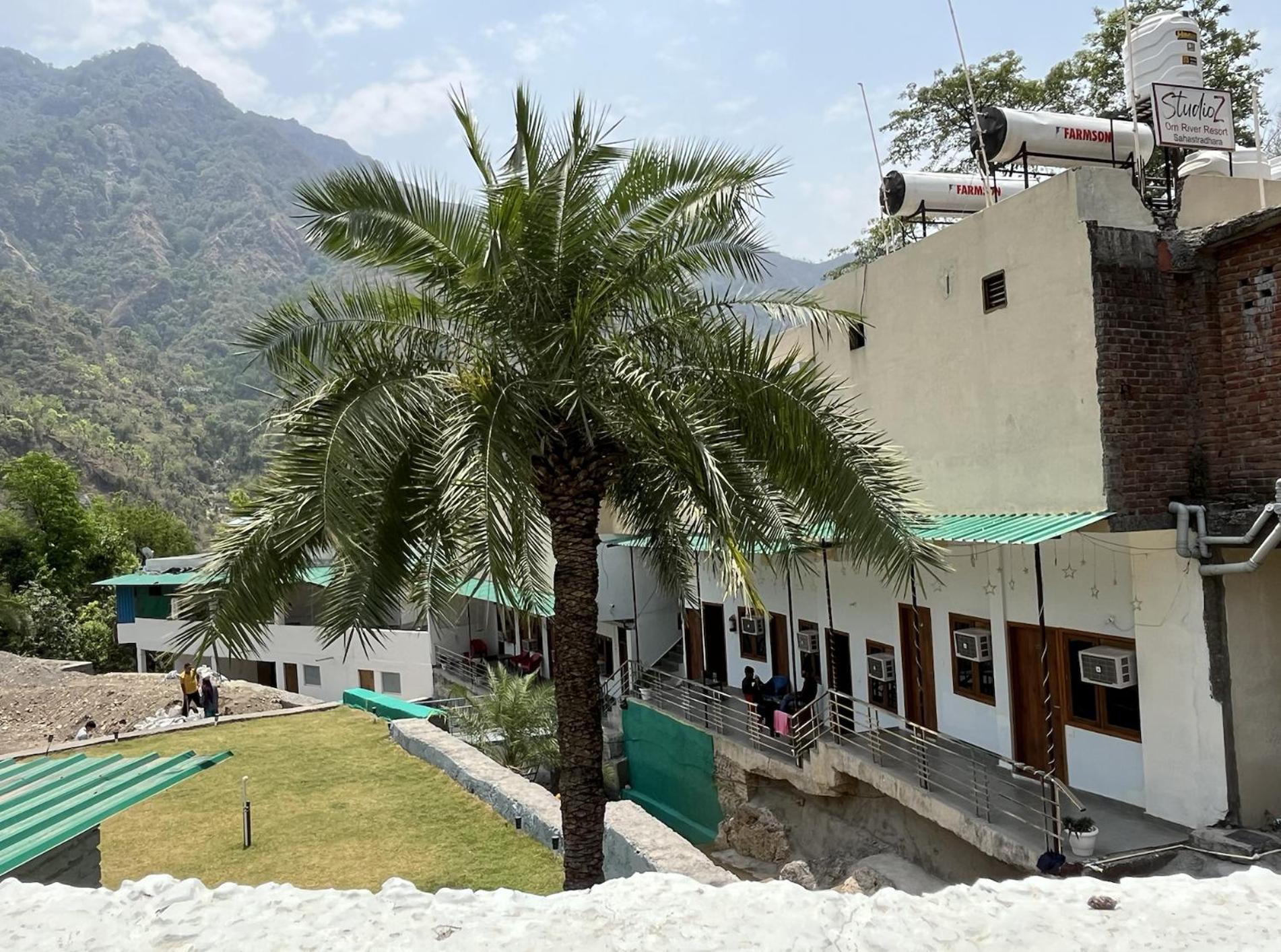 Hotel Studioz Sahastradhara Dehradun Exteriör bild