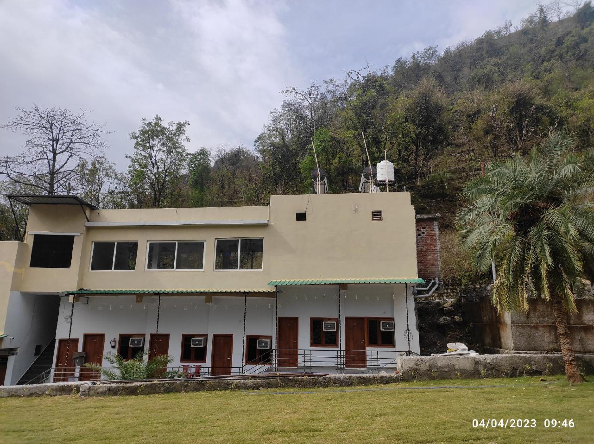 Hotel Studioz Sahastradhara Dehradun Exteriör bild