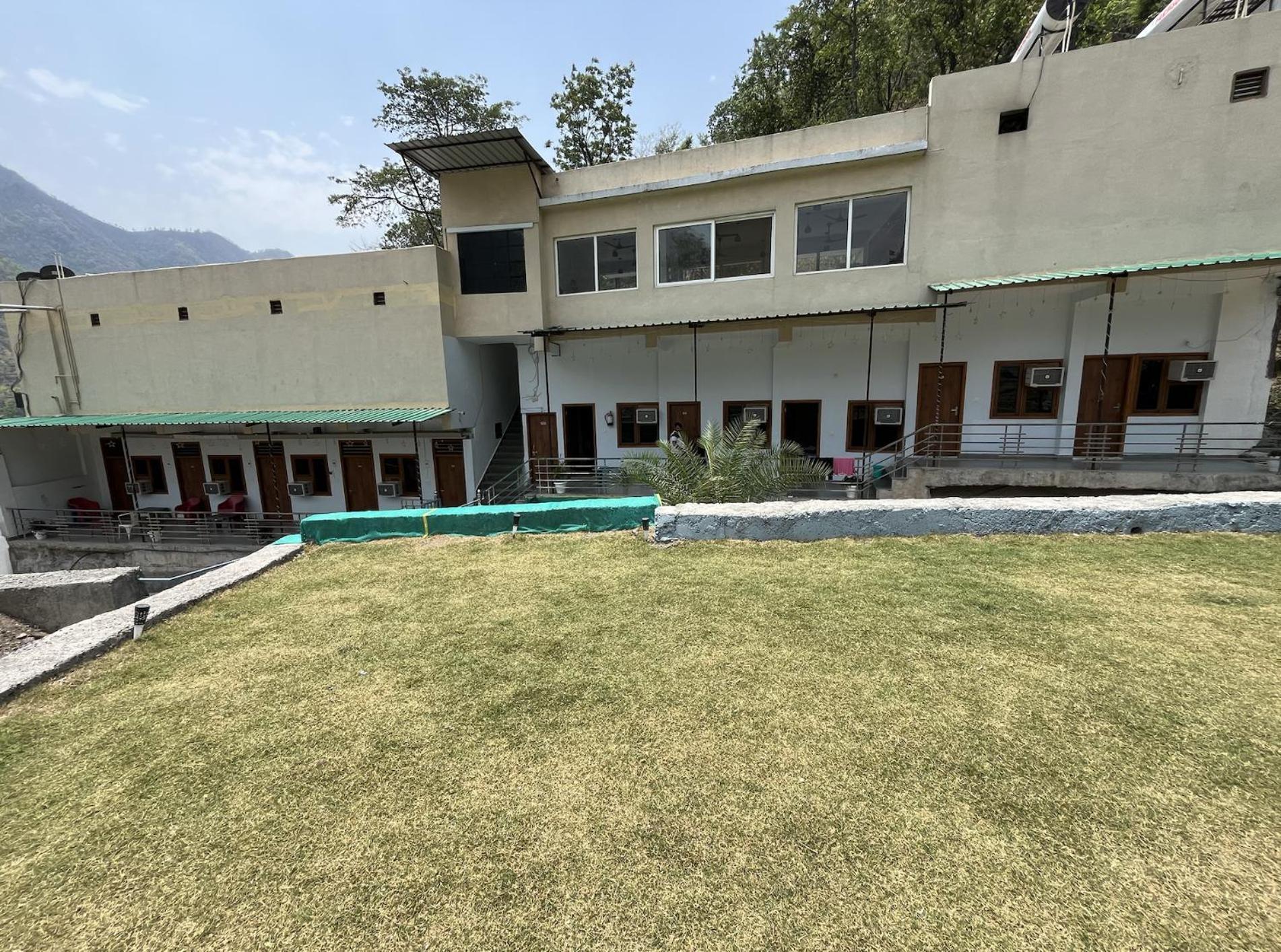 Hotel Studioz Sahastradhara Dehradun Exteriör bild