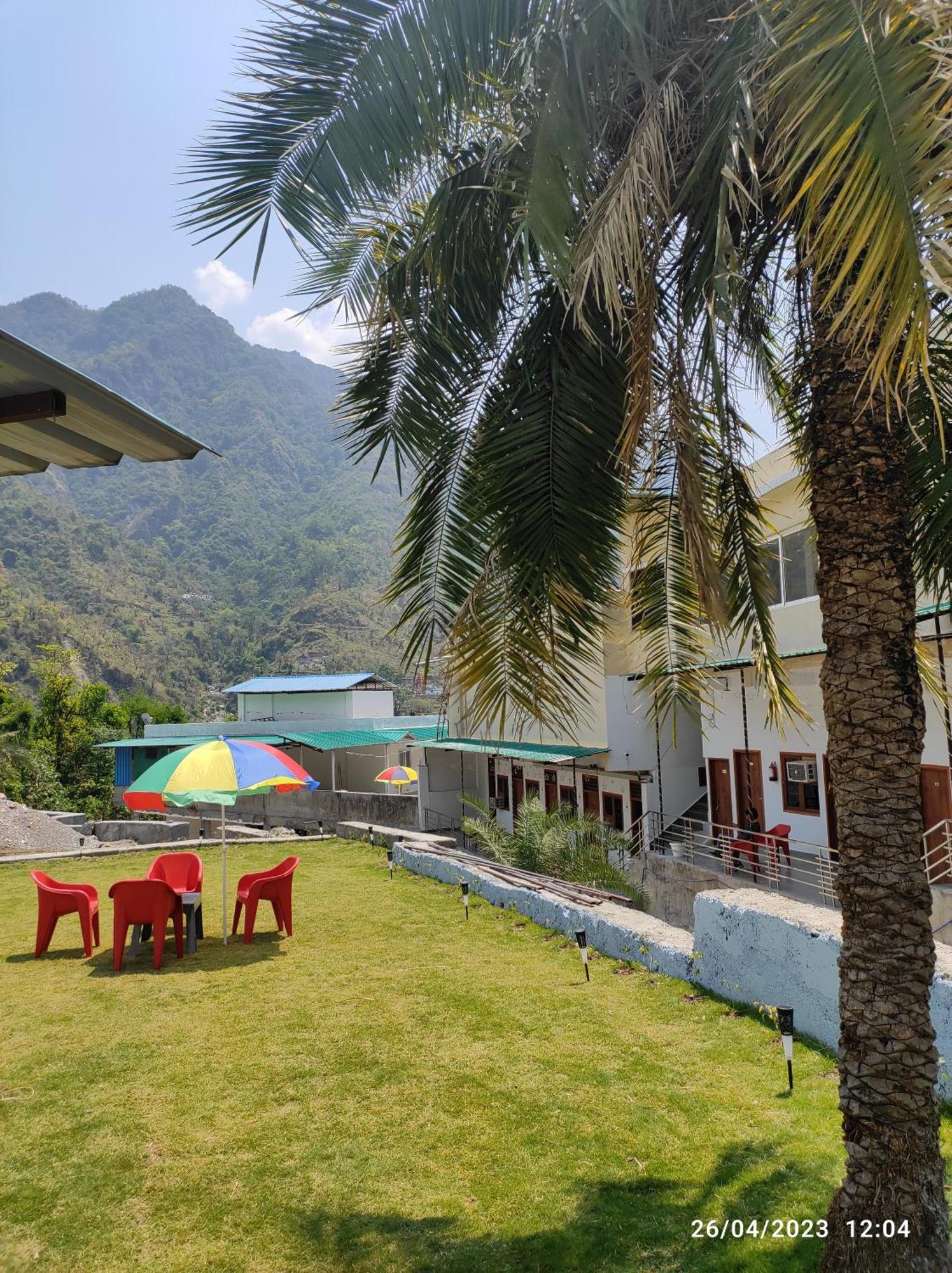 Hotel Studioz Sahastradhara Dehradun Exteriör bild